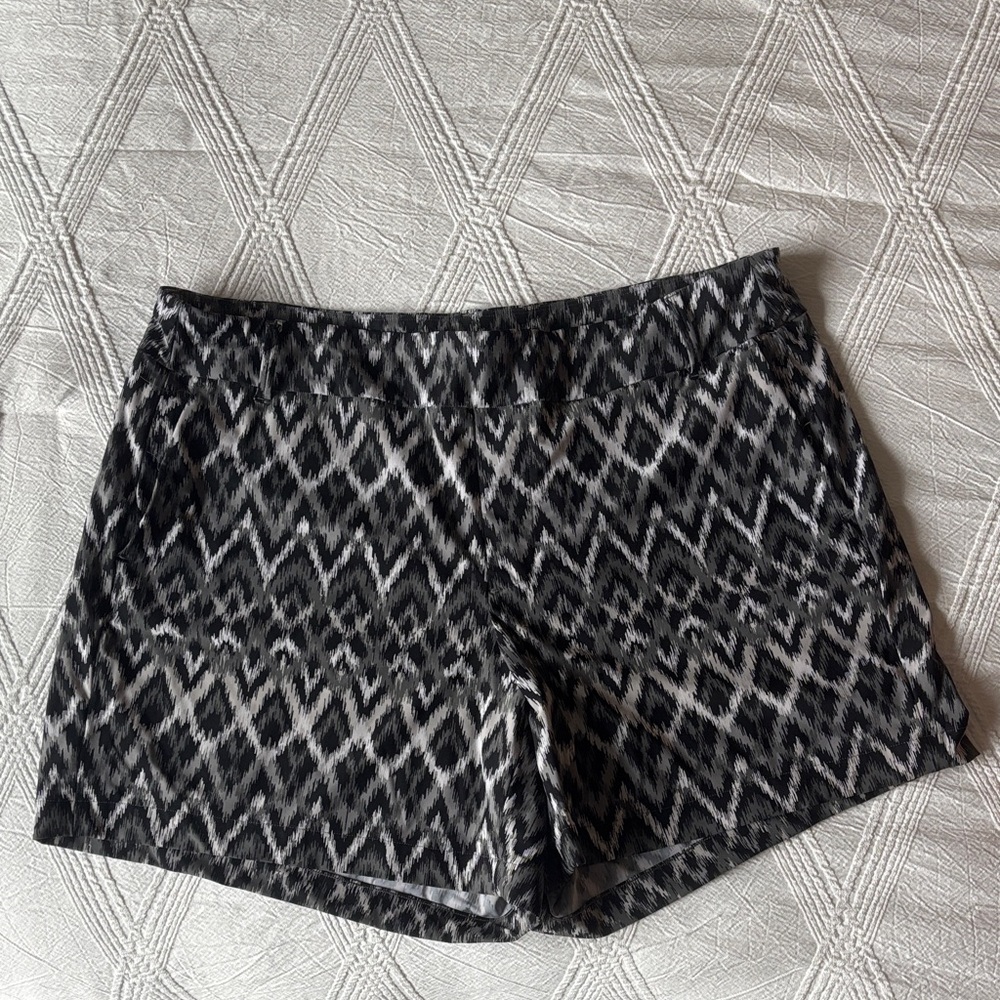 SPANX Black and White Geometric Athletic Shorts